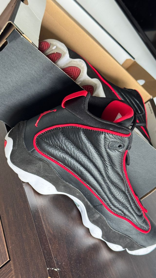 Zapatillas Jordan Air Negras y Rojas