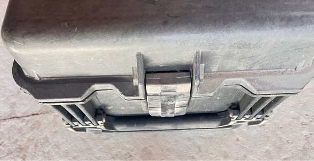 Maletín porta armas negro estanco y resistente.