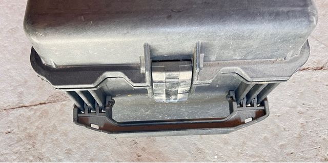 Maletín porta armas negro estanco y resistente.