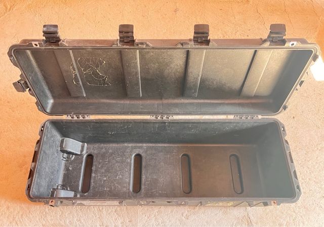 Maletín porta armas negro estanco y resistente.