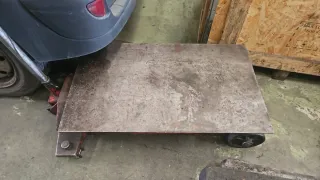 Mesa hidráulica con ruedas