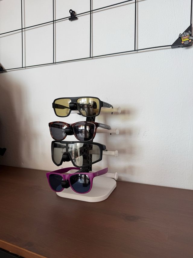 Estante para gafas de sol negro y blanco