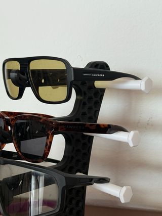 Estante para gafas de sol negro y blanco