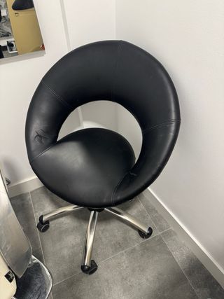 silla negra de peluquería 