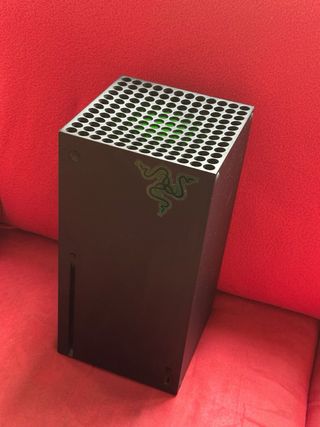 Xbox Series X + Mando Rojo + Space Marine 2