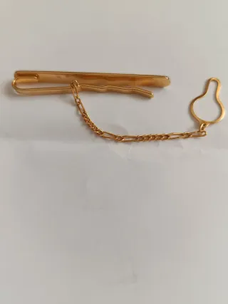 Pasador de corbata dorado con cadena