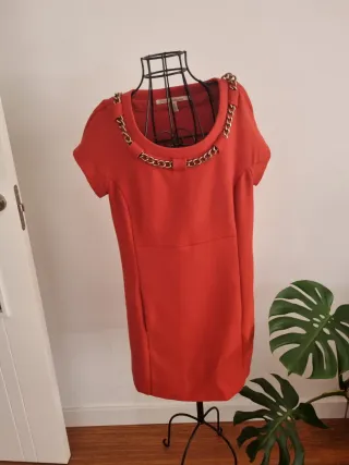 Vestido Y2K color teja intenso con cadena dorada