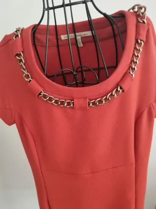 Vestido Y2K color teja intenso con cadena dorada