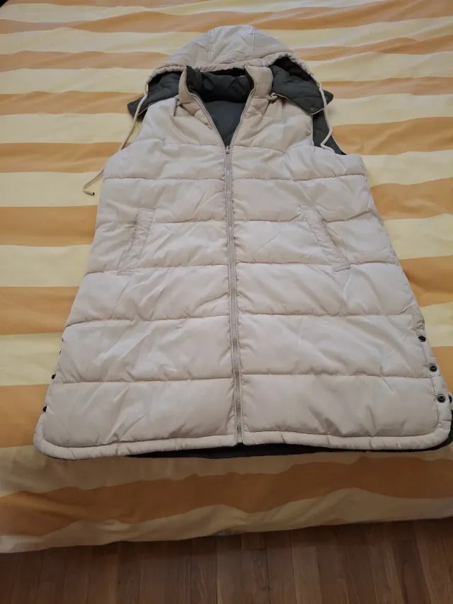 Chaleco reversible beige y verde oliva