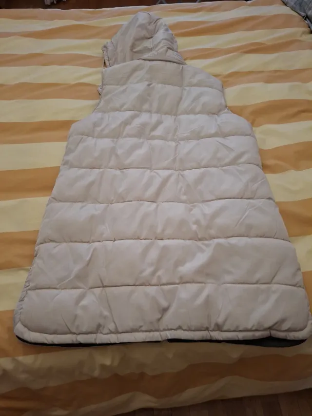 Chaleco reversible beige y verde oliva