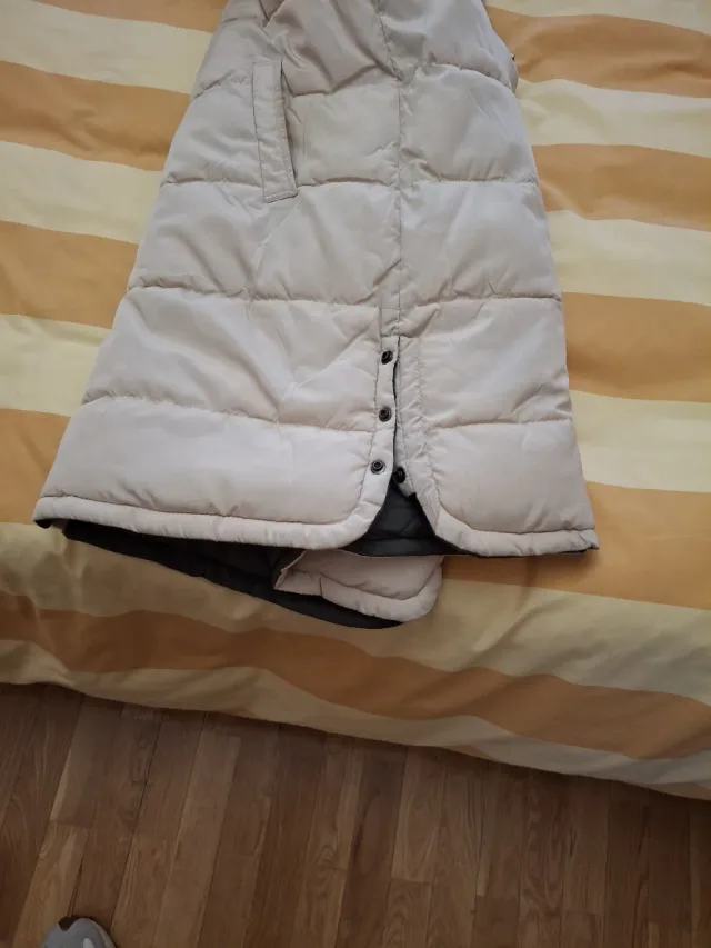 Chaleco reversible beige y verde oliva