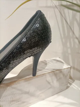 Zapatos tacón Claudia chic negros lentejuelas