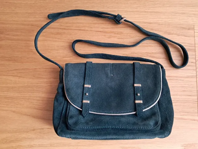 Bolso bandolera verde azulado.