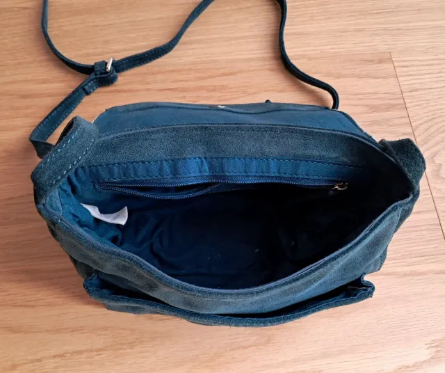 Bolso bandolera verde azulado.