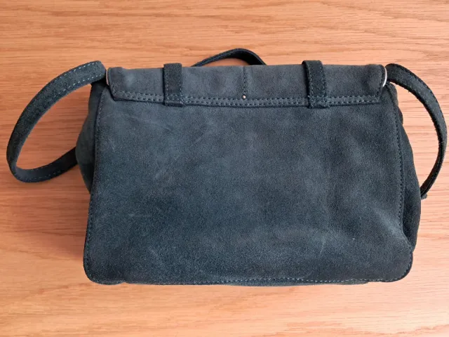 Bolso bandolera verde azulado.