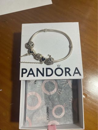 Pulsera Pandora con abalorios y caja