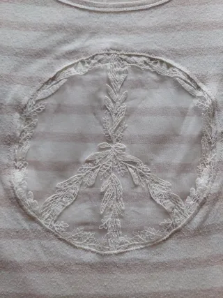 Camiseta de rayas con logo de paz