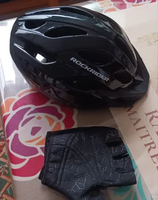 Casco y guantes Rockrider