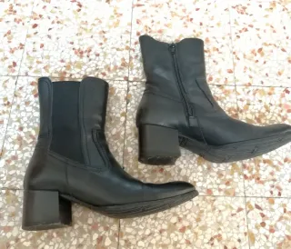 Stivaletti neri in pelle n. 37