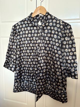 Blusa satén manga corta estampado círculos