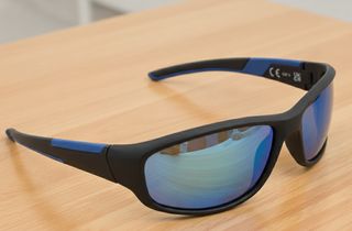 Occhiali da sole polarizzati neri e blu