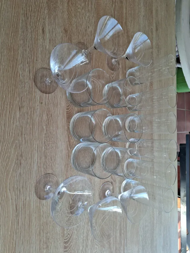 Juego de copas y vasos de cristal