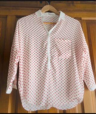 Blusa lunares blanco y rojo talla S