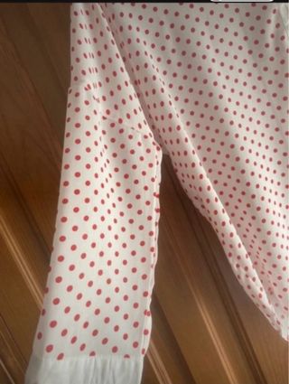 Blusa lunares blanco y rojo talla S