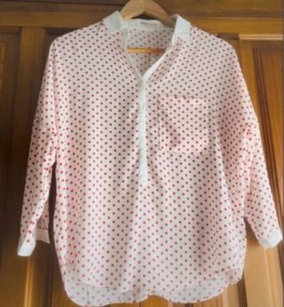 Blusa lunares blanco y rojo talla S