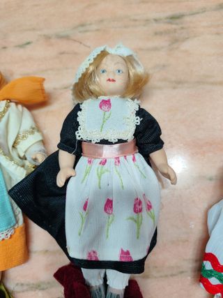 Muñecas de porcelana vestidas