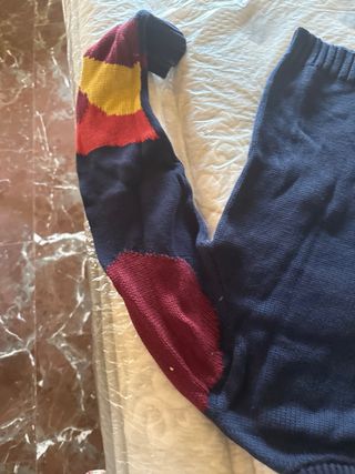 Jersey azul con apliques