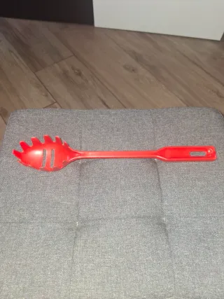 Mestolo rosso in plastica