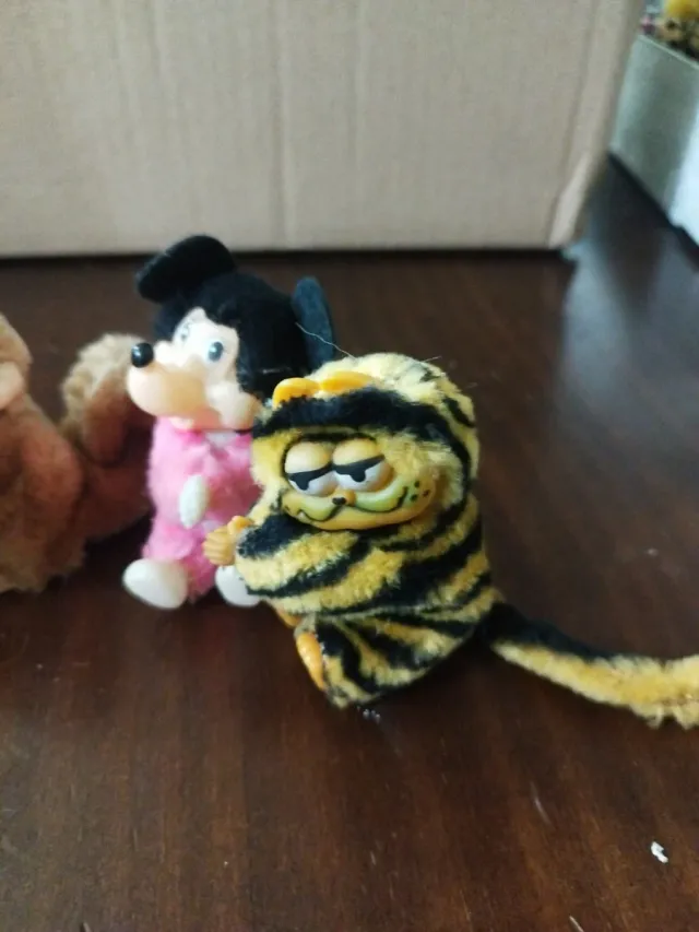 Lote 4 muñecos peluche Snoopy, Mickey, Garfield