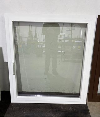 Ventana de aluminio blanca