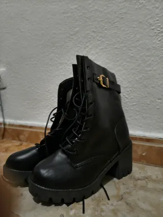 Botines negros con hebilla y cordones