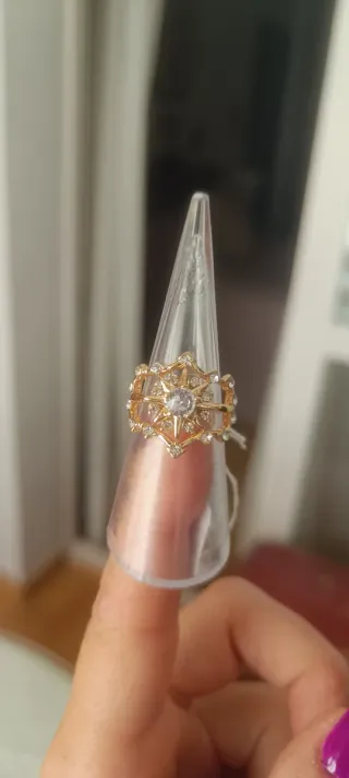 Anillo dorado con circonitas