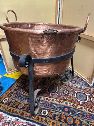 Olla de cobre con soporte