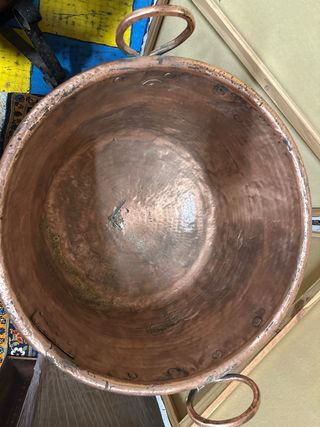 Olla de cobre con soporte
