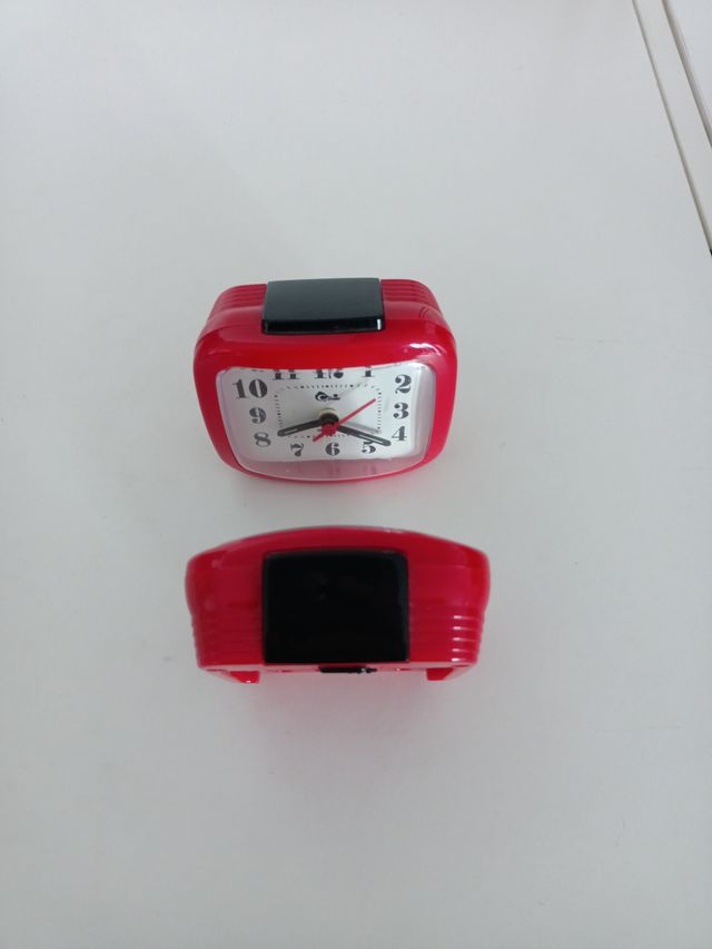 2 Reloj despertador rojo