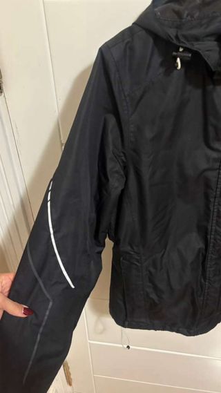 Anorak mujer negro con capucha waterproof