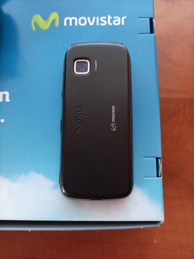 Nokia 5230 Movistar con cargador y auriculares