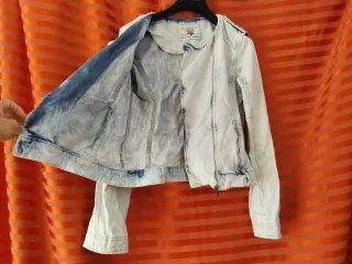 Cazadora vaquera estilo motero desgastado Zara