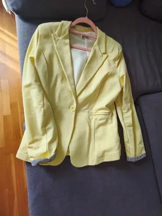 Blazer amarillo con puño de rayas