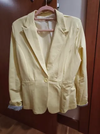 Blazer amarillo con puño de rayas