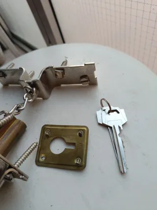 Cerrojo de seguridad metálico con cadena