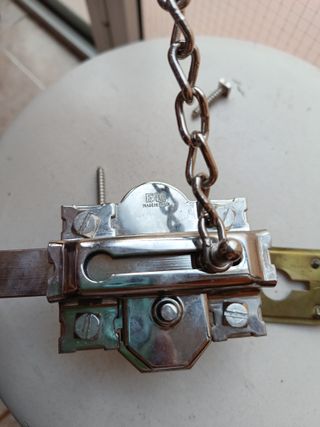 Cerrojo de seguridad metálico con cadena