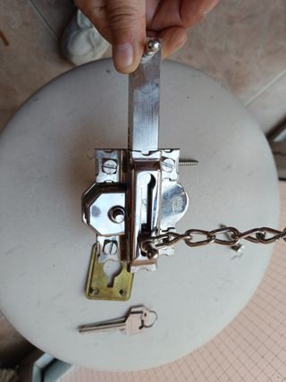 Cerrojo de seguridad metálico con cadena