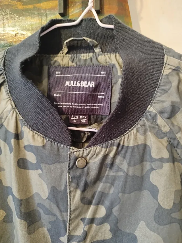 Cazadora bomber Pull&Bear camuflaje