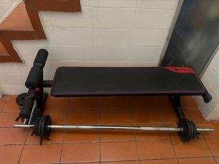 Banco de pesas con barra y discos y mancuernas