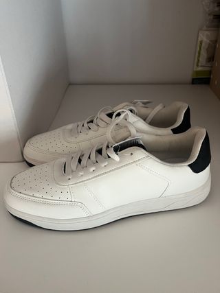Zapatillas deportivas blancas y negras nuevas